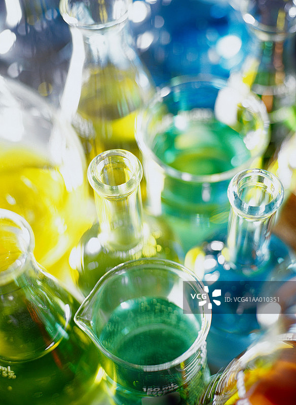 装有彩色液体的药瓶、烧瓶和烧杯图片素材