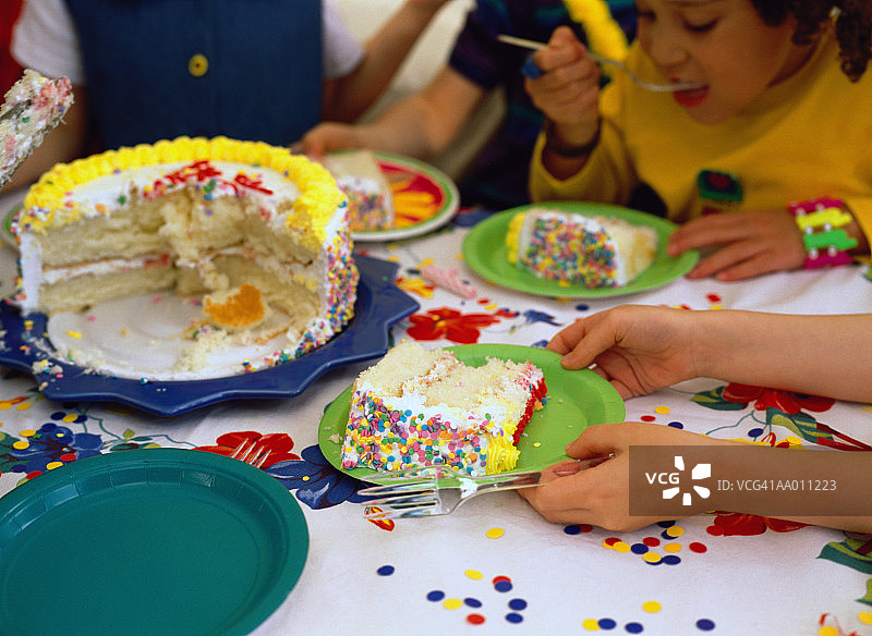 孩子们吃生日蛋糕图片素材