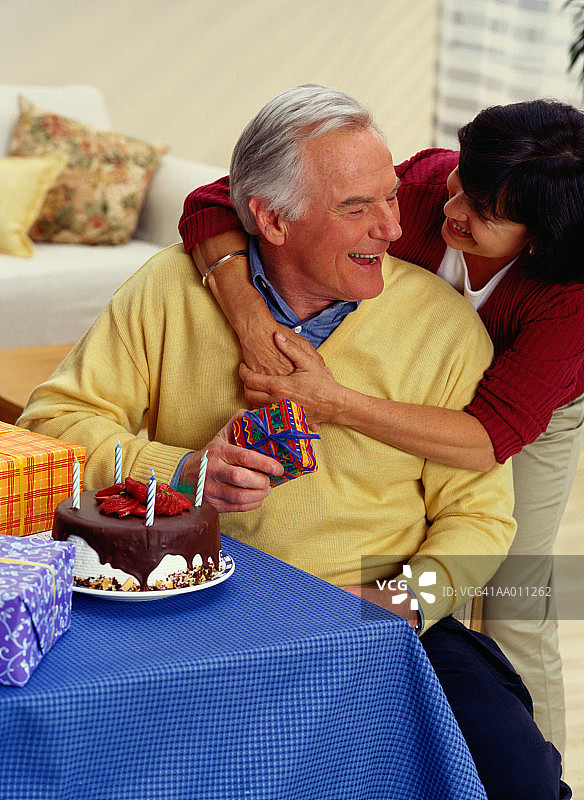 男人收到生日礼物图片素材