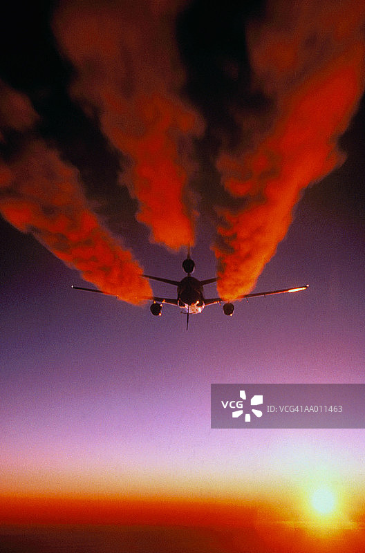 KC-10A空中加油机与尾迹图片素材