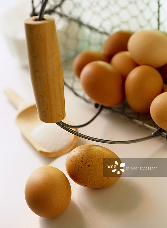 金属篮子里的鸡蛋图片素材
