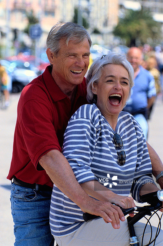 情侣骑自行车欢笑图片素材