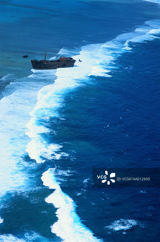 努美阿泻湖珊瑚礁上的沉船图片素材