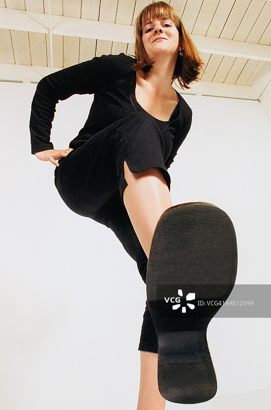 踢腿的女人图片素材