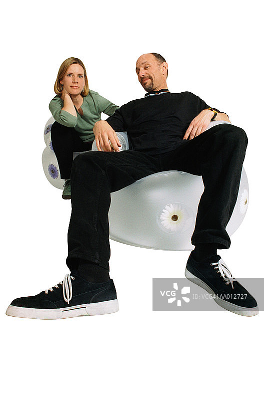 坐在充气椅上的男人和女人图片素材