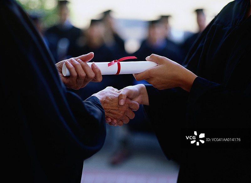 毕业生接收文凭，手部特写图片素材