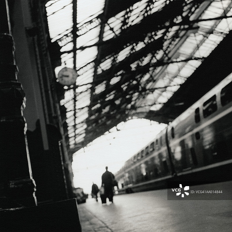 火车站的火车和旅客图片素材