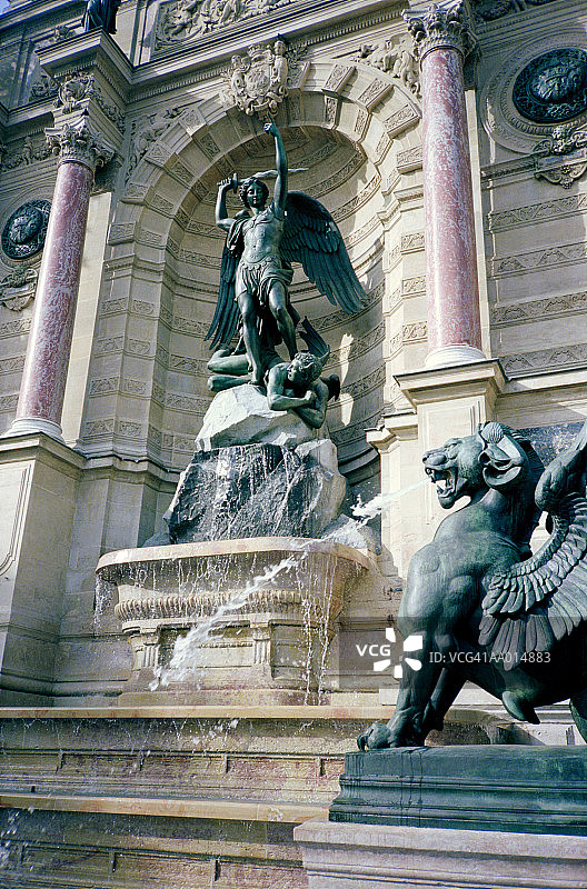 圣米歇尔广场喷泉中的雕像图片素材