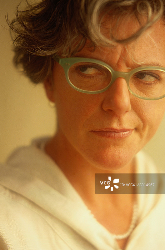 愤怒的女人肖像图片素材