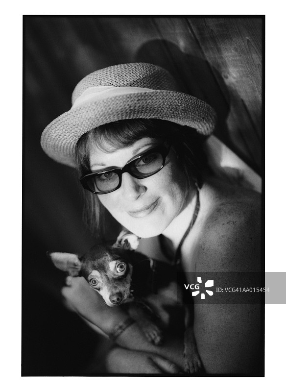 女人和她的宠物吉娃娃图片素材