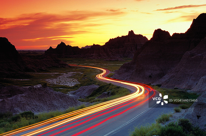 高速公路上的交通，日落（长时间曝光）图片素材