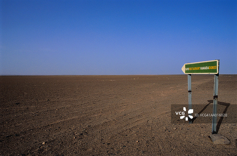 沙漠中的道路标志图片素材