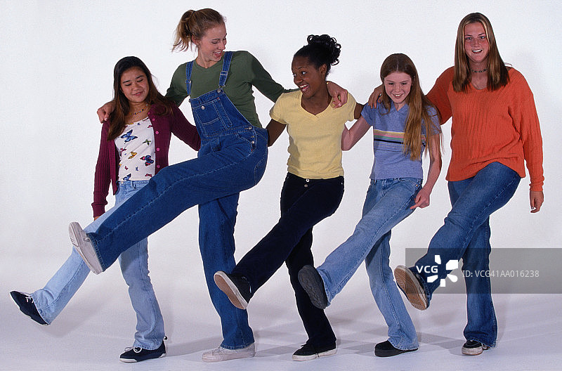 合唱队中的少女们图片素材