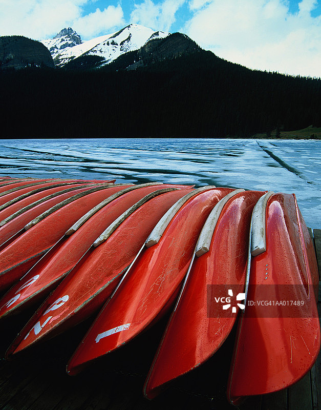 路易斯湖上的一排独木舟图片素材