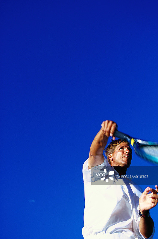 男子打网球的仰视视角图片素材