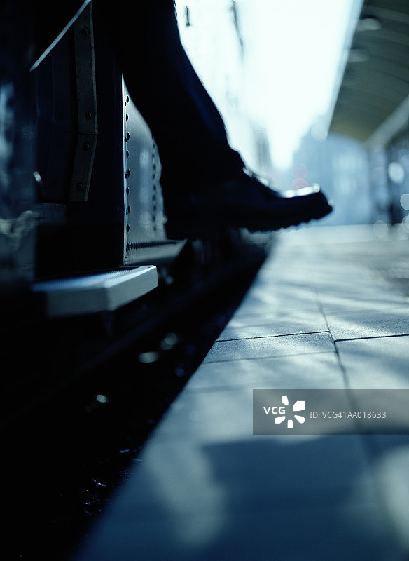 走出火车图片素材