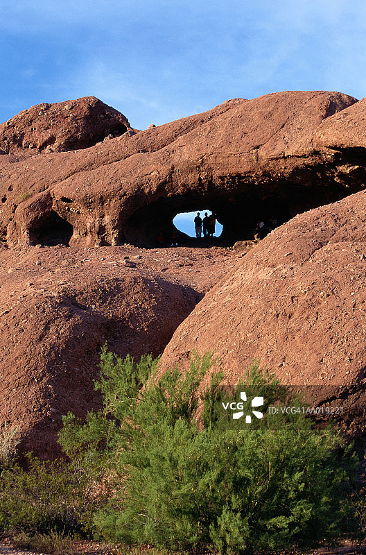 站在岩层里面的人图片素材