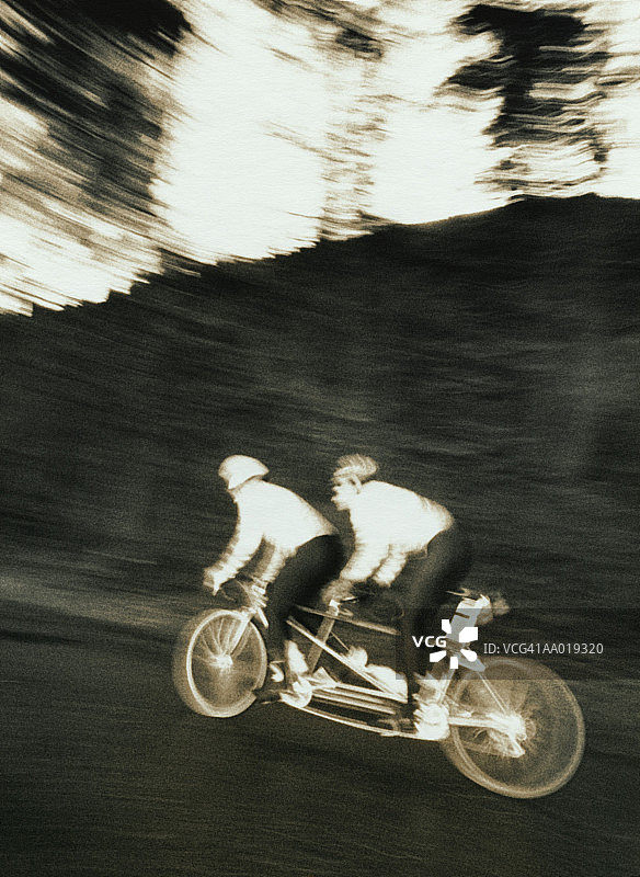 动感模糊的双人自行车骑行者图片素材