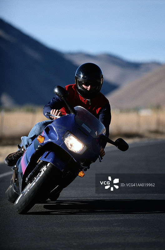 骑摩托车的男人图片素材