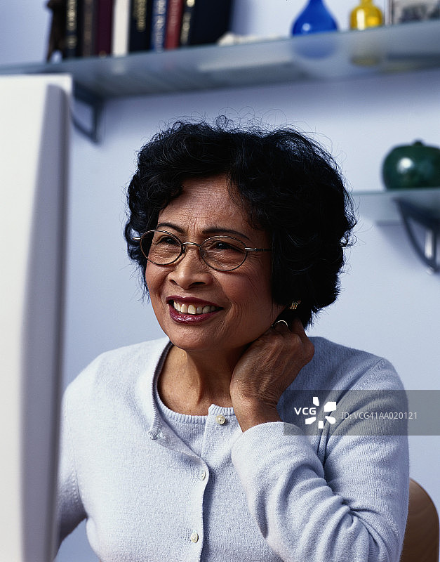 使用电脑的中年妇女图片素材