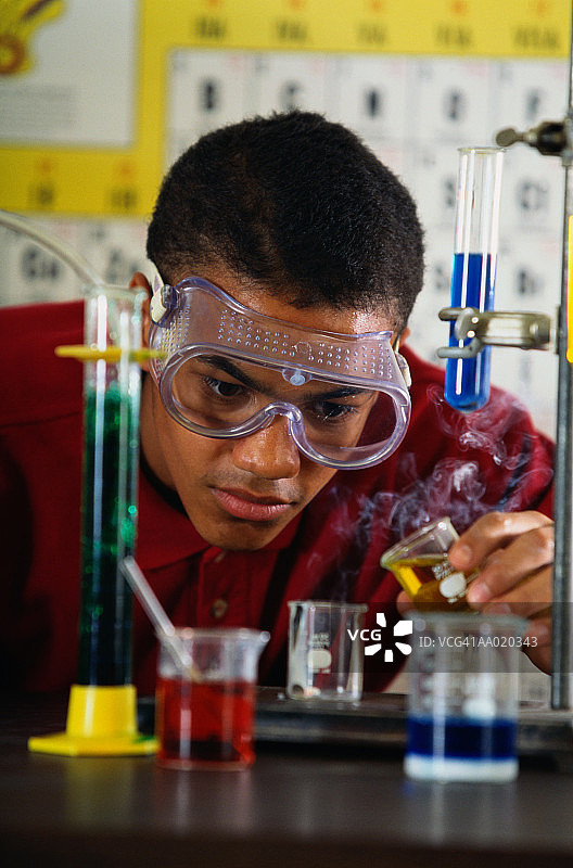 男孩在做科学实验图片素材