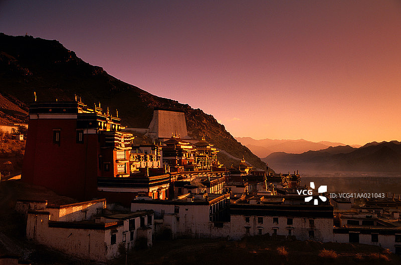 日出时分的扎什伦布寺，日喀则，藏族聚居区图片素材