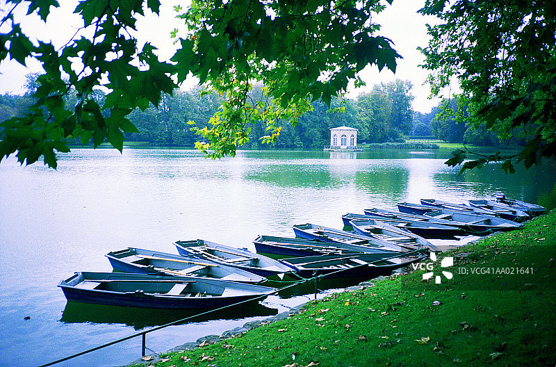 停靠在法国池塘的划艇图片素材