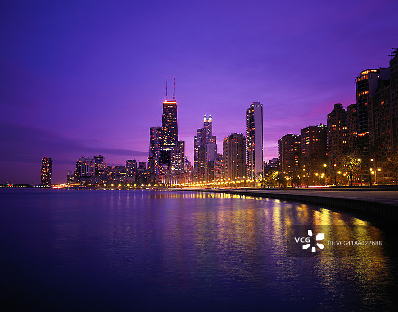 美国伊利诺伊州芝加哥天际线和密歇根湖夜景图片素材