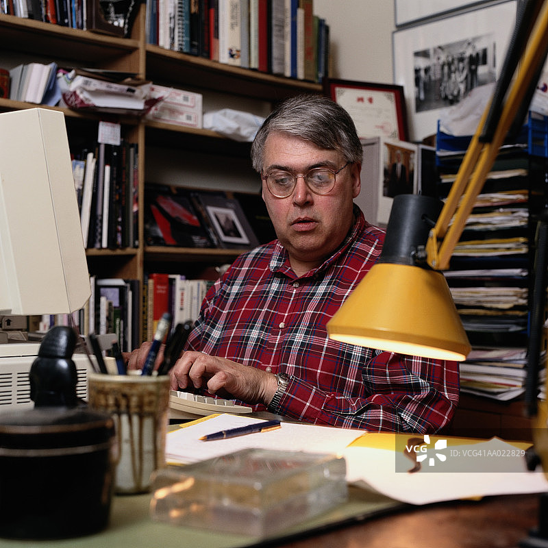 作家在家中书房工作图片素材