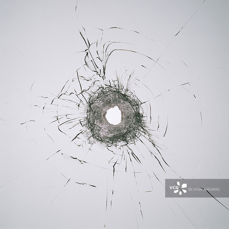 玻璃上的弹孔图片素材