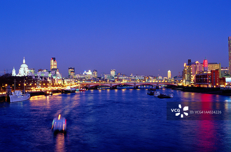 傍晚的滑铁卢桥图片素材