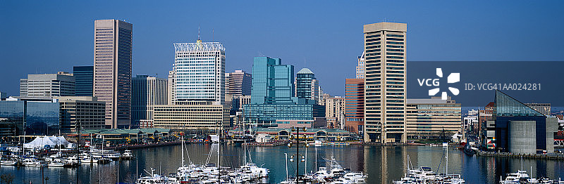马里兰州巴尔的摩港口及天际线图片素材