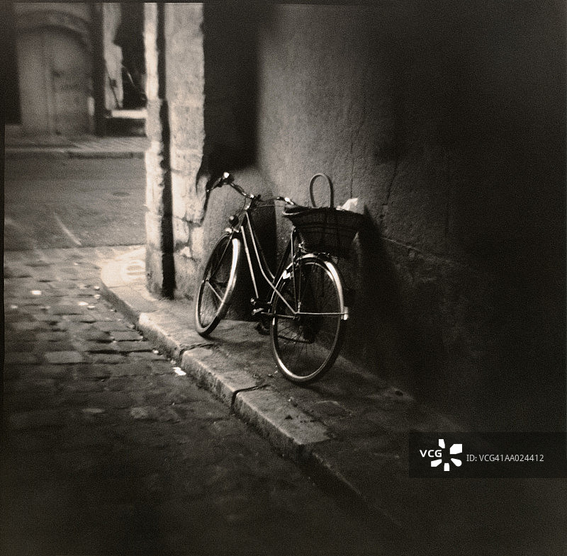 法国内穆尔靠墙的自行车图片素材
