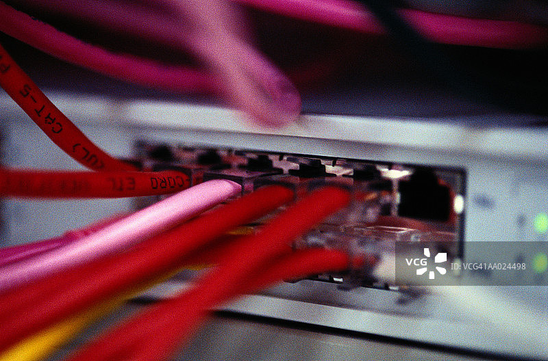 连接到电脑端口的电脑电缆图片素材