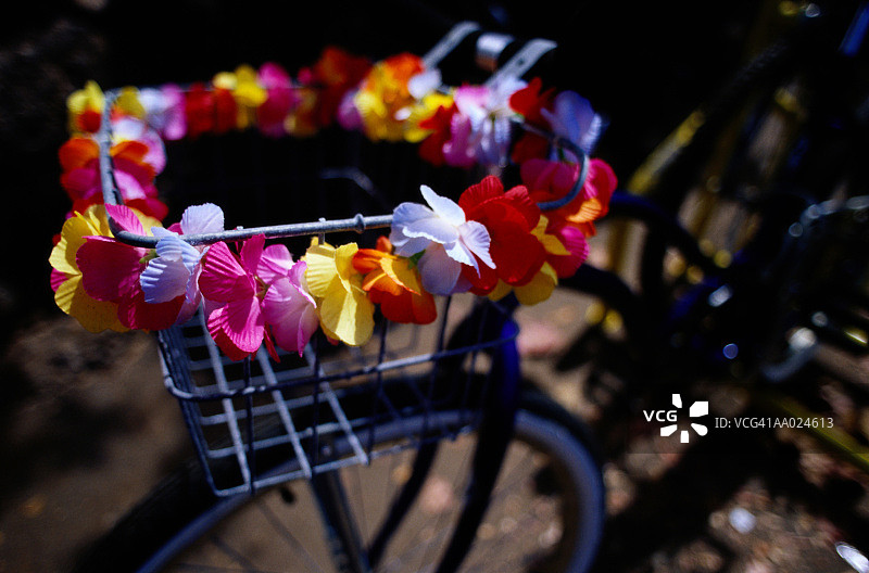 装饰自行车篮子的花环图片素材