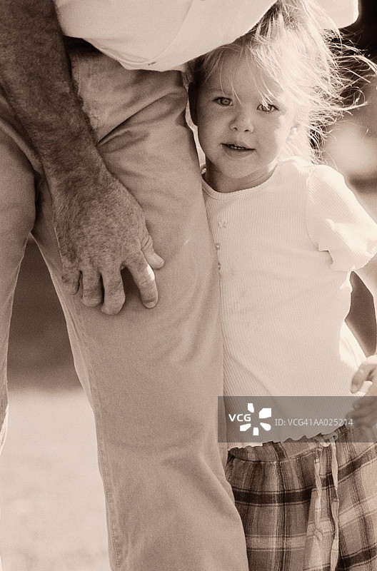 和父亲站在一起的女孩图片素材