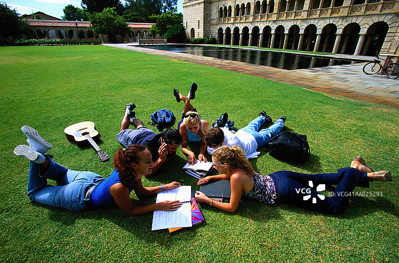 学生在草坪上学习图片素材