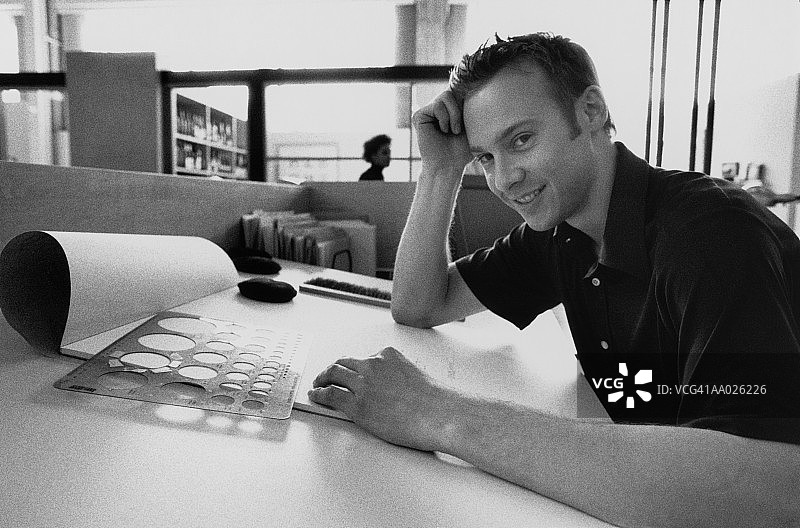 男人在绘图桌旁图片素材