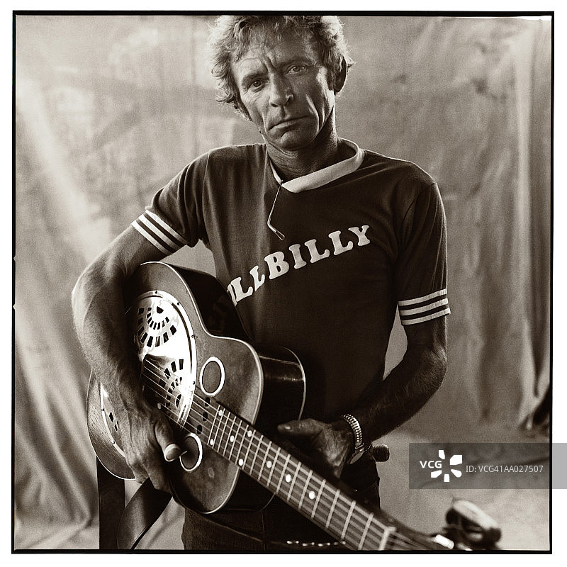 乡村音乐家与吉他肖像图片素材