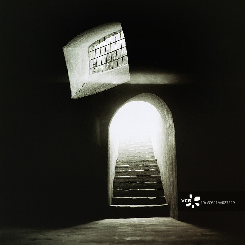 危地马拉黑暗地下室的走廊和楼梯图片素材