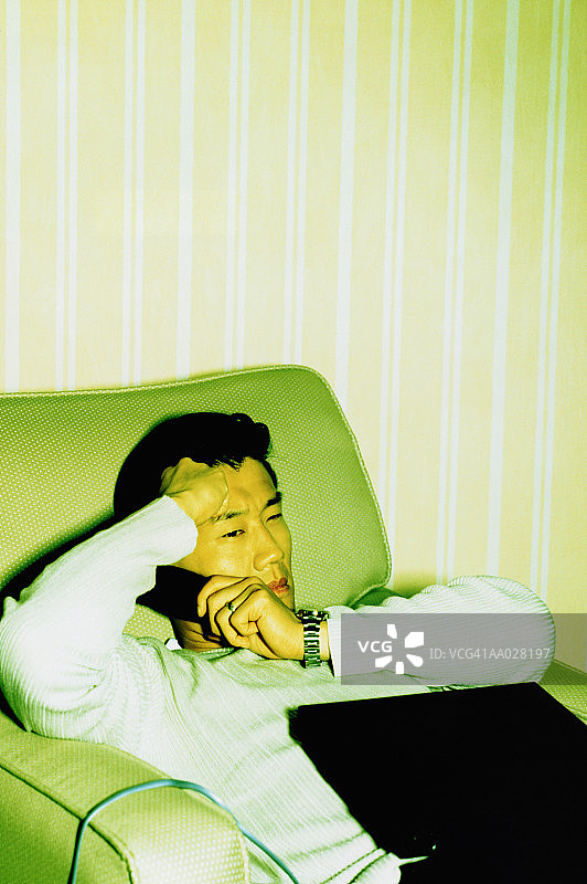 有压力的商务人士与笔记本电脑图片素材