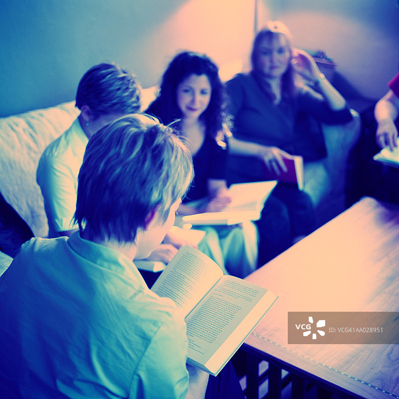 在读书小组的女性图片素材