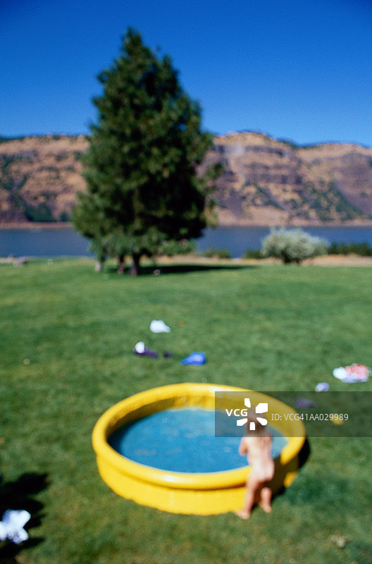 泳池边的婴儿图片素材