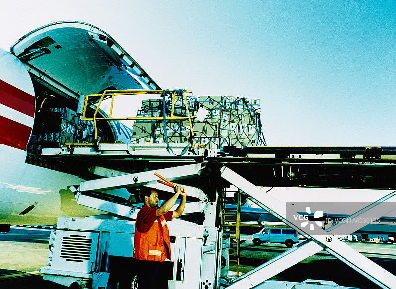 地勤人员引导货舱连接飞机图片素材