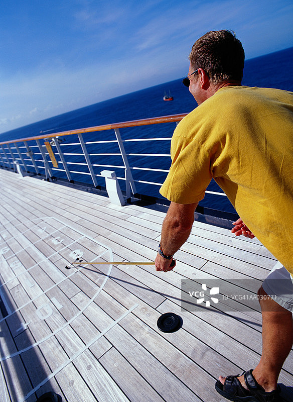 男子玩沙狐球图片素材