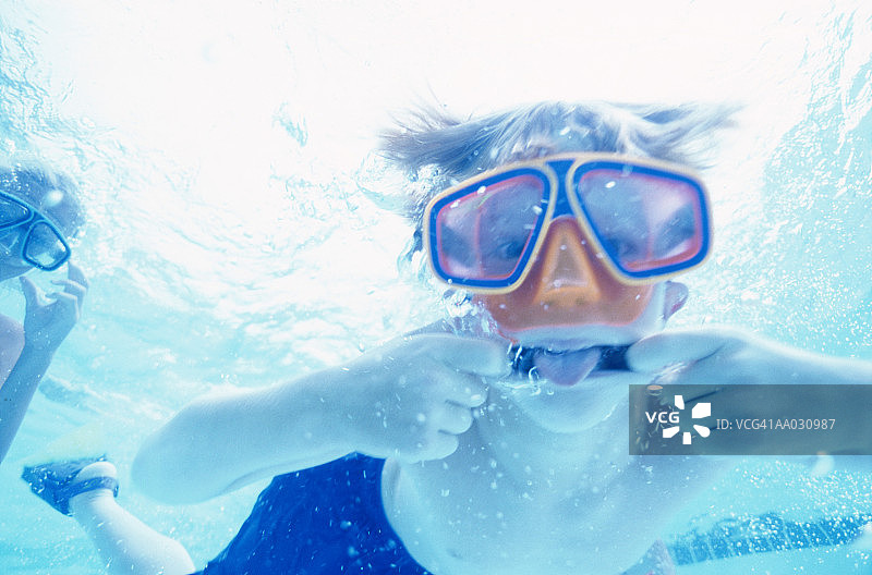男孩在水下游泳图片素材