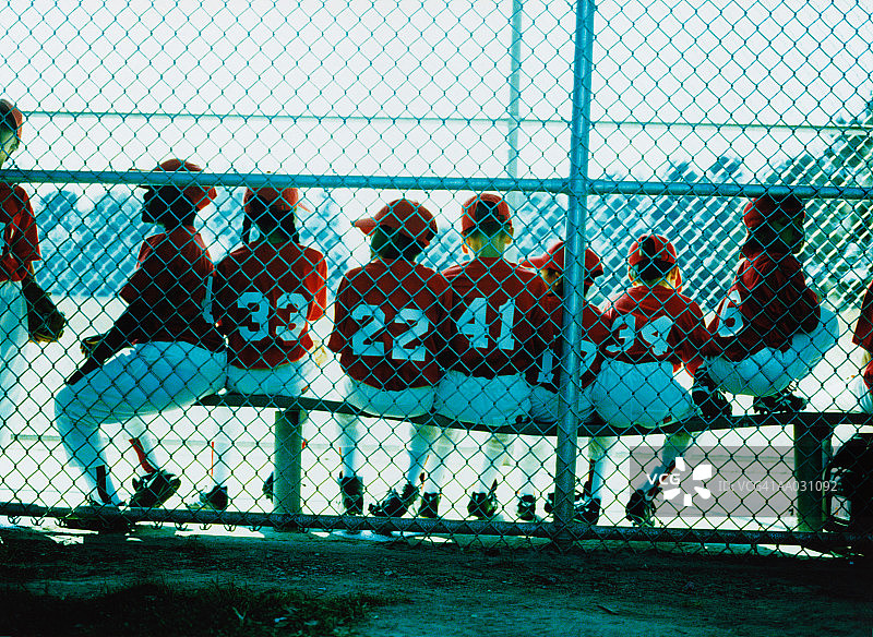 少年棒球队在休息区图片素材