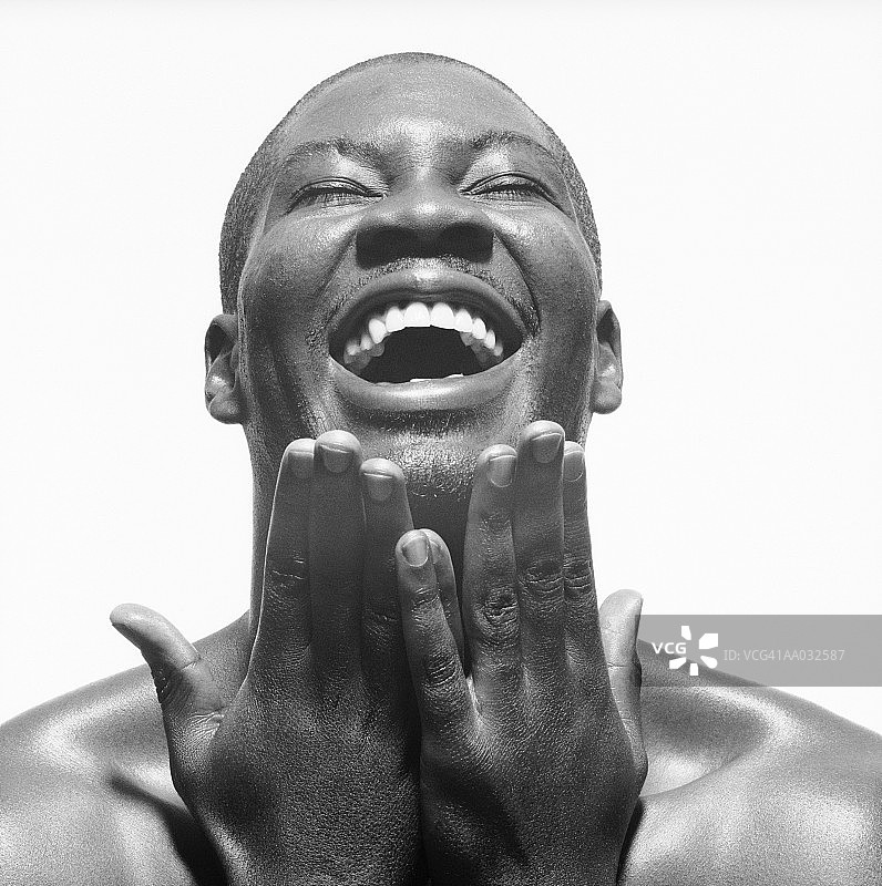 微笑的男人肖像图片素材