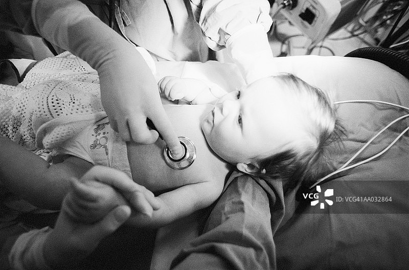 医生听婴儿的心跳图片素材