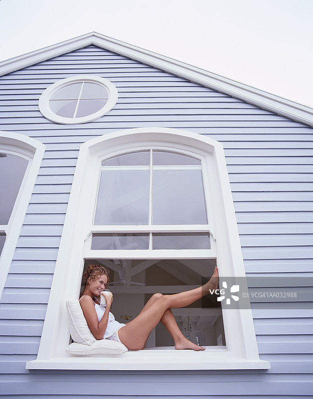坐在窗台上的女人图片素材